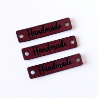 Metka z ekoskóry HANDMADE bordowa z czarnym napisem 