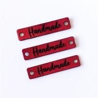 Metka z ekoskóry HANDMADE czerwona z czarnym napisem