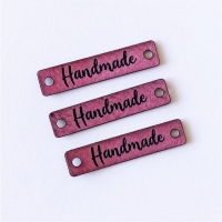 Metka z ekoskóry HANDMADE różowa z czarnym napisem