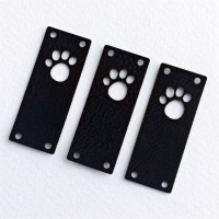 Metka z ekoskóry z wyciętą łapką CZARNA