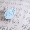 Naklejki kraft 4 cm z logo z bliska – detale nadruku na papierze eko