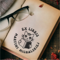 Stempel exlibris z kotem i książką – przykład z imieniem