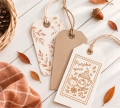 Trzy zawieszki, jedna ostemplowana wzorem Dyniowe Latte w pomarańczowym tuszu z napisem „Pumpkin spice"