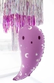 różowy balon foliowy duch z holograficznymi gwiazdkami pod srebrno-różową kurtyną z frędzli