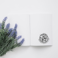 Stempel exlibris z motylami – odbicie wzoru z imieniem