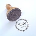 personalizowany stempel ślubny z wiankiem z liści