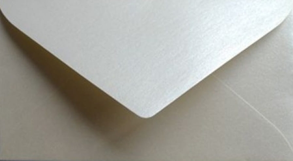 SweetPrint.pl - koperta DL srebrna z trójkatnym zamknięciem, połyskująca - idealna do zaproszeń na slub