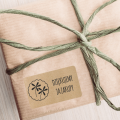 Naklejki kraft 6x4 cm z logo i napisem na opakowaniach – branding eko z tekstem