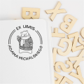 Stempel exlibris z misiem – odbicie wzoru z imieniem