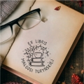 Personalizowany stempel z motywem książek i filiżanki  - SweetPrint.pl