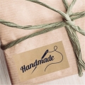 Naklejki z papieru kraft w stylu eko z napisemHANDMADE i motywem igły do szycia - SweetPrint.pl