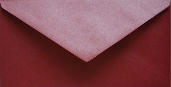 Czerwona, prostokątna koperta 8x16 cm będzie idealna do kartek i zaproszeń, listów i innych niespodzianek na każdą okazję - SweetPrint.pl