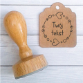 drewniany stempel z własnym napisem