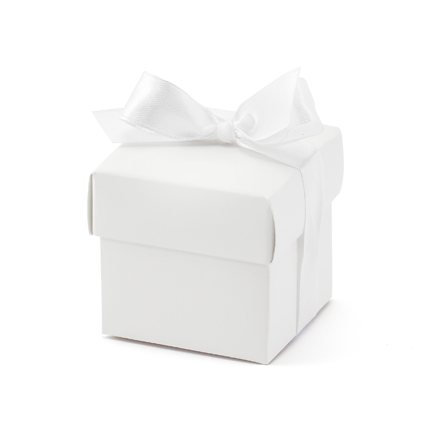białe pudełeczko na prezenty dla gości weselnych