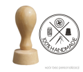 Personalizowany stempel z akcesoriami krawieckimi i napisem 100% handmade