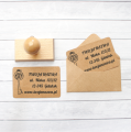 firmowa pieczątka adresowa na drewnianym kołku