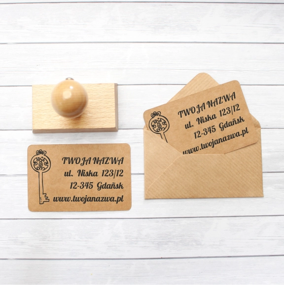 firmowa pieczątka adresowa na drewnianym kołku