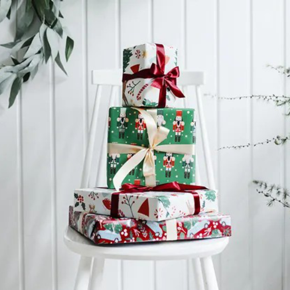 Jak pięknie zapakować prezent: pomysły, triki i materiały, które odmienią świąteczne pakowanie.